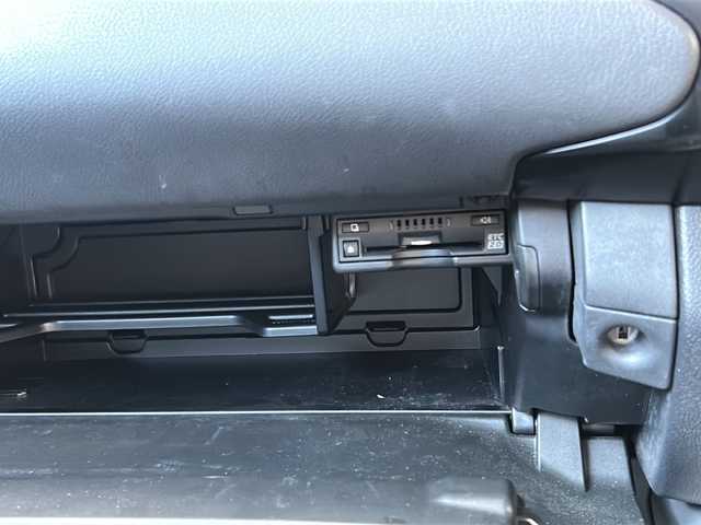 レクサス ＵＸ 250h Fスポーツ 神奈川県 2019(平31)年 6.9万km ホワイトノーヴァガラスフレーク ワンオーナー/サンルーフ/純正ナビ(CD/DVD/SD/USB/AUX/BT/フルセグTV)/バックカメラ/黒レザーシート/衝突被害軽減ブレーキ/レーンキープアシスト/オートハイビーム/クリアランスソナー/ブラインドスポットモニター/レーダークルーズコントロール/パドルシフト/D/N席パワーシート(D席メモリー機能)/D/N席シートヒーター・シートエアコン/ステアリングヒーター/アクティブサウンドコントロール/パワーバックドア/ビルトインETC2.0/ISOFIX/スペアスマートキー×1・カードキー×1/保証書/取扱説明書