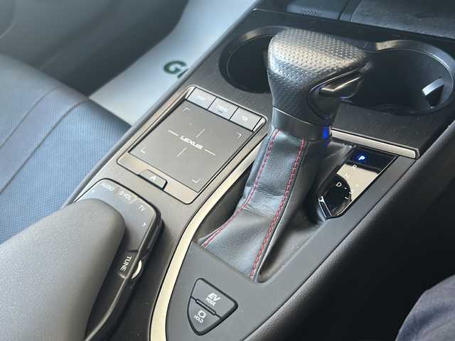 レクサス ＵＸ 250h Fスポーツ 神奈川県 2019(平31)年 6.9万km ホワイトノーヴァガラスフレーク ワンオーナー/サンルーフ/純正ナビ(CD/DVD/SD/USB/AUX/BT/フルセグTV)/バックカメラ/黒レザーシート/衝突被害軽減ブレーキ/レーンキープアシスト/オートハイビーム/クリアランスソナー/ブラインドスポットモニター/レーダークルーズコントロール/パドルシフト/D/N席パワーシート(D席メモリー機能)/D/N席シートヒーター・シートエアコン/ステアリングヒーター/アクティブサウンドコントロール/パワーバックドア/ビルトインETC2.0/ISOFIX/スペアスマートキー×1・カードキー×1/保証書/取扱説明書