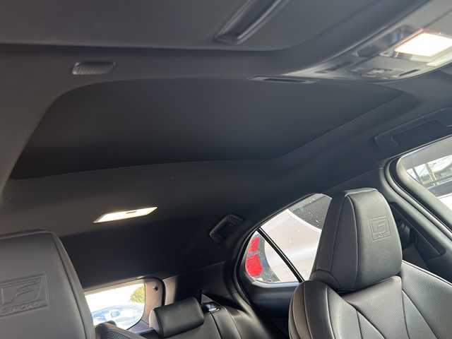 レクサス ＵＸ 250h Fスポーツ 神奈川県 2019(平31)年 6.9万km ホワイトノーヴァガラスフレーク ワンオーナー/サンルーフ/純正ナビ(CD/DVD/SD/USB/AUX/BT/フルセグTV)/バックカメラ/黒レザーシート/衝突被害軽減ブレーキ/レーンキープアシスト/オートハイビーム/クリアランスソナー/ブラインドスポットモニター/レーダークルーズコントロール/パドルシフト/D/N席パワーシート(D席メモリー機能)/D/N席シートヒーター・シートエアコン/ステアリングヒーター/アクティブサウンドコントロール/パワーバックドア/ビルトインETC2.0/ISOFIX/スペアスマートキー×1・カードキー×1/保証書/取扱説明書