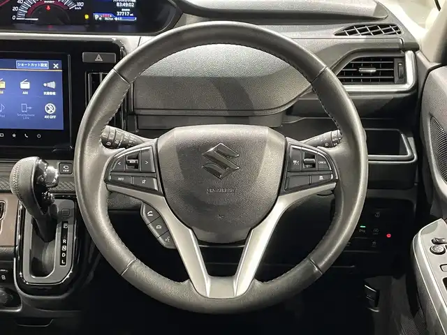 スズキ ソリオ バンディット HV MV 愛知県 2023(令5)年 3万km スーパーブラックパール 純正９インチナビ　/（CD・DVD再生/フルセグTV/FM/AM/Bluetooth/USB/スマートフォン連携）/アラウンドビューモニター　/衝突軽減ブレーキ（デュアルブレーキサポートII）/レーダークルーズコントロール　/ビルトインＥＴＣ　/シートヒーター　/前後ドライブレコーダー　/ヘッドアップディスプレイ　/片側パワースライドドア　/ＬＥＤヘッドライト/LEDフォグランプ/パーキングセンサー/車線逸脱警報/アイドリングストップ/後席サンシェード/プッシュスタート/　　-スマートキー/USB接続/純正フロアマット