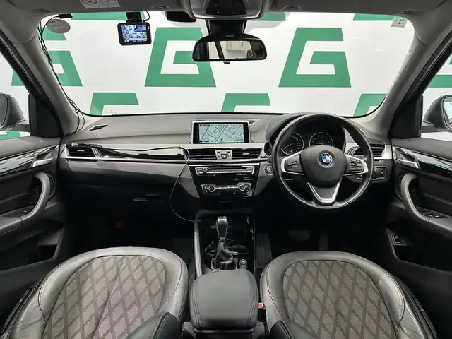 ＢＭＷ Ｘ１ xDrive 20i Xライン 鹿児島県 2017(平29)年 2.8万km アルピンホワイトⅢ 純正HDDナビ/（CD/DVD/Bluetooth/AUX/AM/FM）/ETC/社外前後ドライブレコーダー/リアビューカメラ/パーキングアシスト/ステアリングリモコン/クルーズコントロール/ハーフレザーシート/パワーバックドア/純正LEDヘッドライト/フロントフォグランプ/オートライト/衝突被害軽減ブレーキ/車線逸脱警報機能/前車接近警報機能/ダイナミックトラクションコントロール/サーボトロニック/レーンディパーチャーウォーニング/エコプロ・コンフォート・スポーツモード/前後コーナーセンサー/ルーフレール/電動パーキングブレーキ/純正フロアマット/純正18インチアルミ