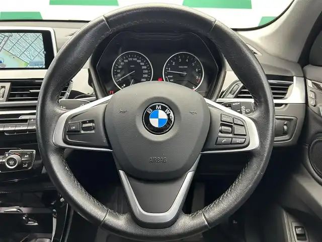 ＢＭＷ Ｘ１ xDrive 20i Xライン 鹿児島県 2017(平29)年 2.8万km アルピンホワイトⅢ 純正HDDナビ/（CD/DVD/Bluetooth/AUX/AM/FM）/ETC/社外前後ドライブレコーダー/リアビューカメラ/パーキングアシスト/ステアリングリモコン/クルーズコントロール/ハーフレザーシート/パワーバックドア/純正LEDヘッドライト/フロントフォグランプ/オートライト/衝突被害軽減ブレーキ/車線逸脱警報機能/前車接近警報機能/ダイナミックトラクションコントロール/サーボトロニック/レーンディパーチャーウォーニング/エコプロ・コンフォート・スポーツモード/前後コーナーセンサー/ルーフレール/電動パーキングブレーキ/純正フロアマット/純正18インチアルミ