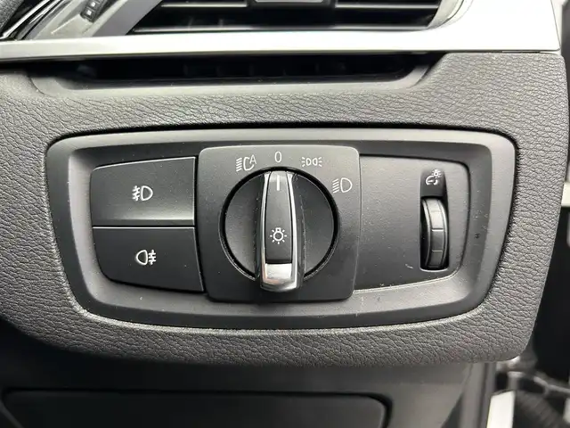 ＢＭＷ Ｘ１ xDrive 20i Xライン 鹿児島県 2017(平29)年 2.8万km アルピンホワイトⅢ 純正HDDナビ/（CD/DVD/Bluetooth/AUX/AM/FM）/ETC/社外前後ドライブレコーダー/リアビューカメラ/パーキングアシスト/ステアリングリモコン/クルーズコントロール/ハーフレザーシート/パワーバックドア/純正LEDヘッドライト/フロントフォグランプ/オートライト/衝突被害軽減ブレーキ/車線逸脱警報機能/前車接近警報機能/ダイナミックトラクションコントロール/サーボトロニック/レーンディパーチャーウォーニング/エコプロ・コンフォート・スポーツモード/前後コーナーセンサー/ルーフレール/電動パーキングブレーキ/純正フロアマット/純正18インチアルミ