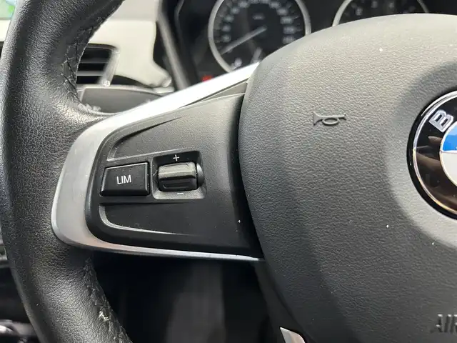 ＢＭＷ Ｘ１ xDrive 20i Xライン 鹿児島県 2017(平29)年 2.8万km アルピンホワイトⅢ 純正HDDナビ/（CD/DVD/Bluetooth/AUX/AM/FM）/ETC/社外前後ドライブレコーダー/リアビューカメラ/パーキングアシスト/ステアリングリモコン/クルーズコントロール/ハーフレザーシート/パワーバックドア/純正LEDヘッドライト/フロントフォグランプ/オートライト/衝突被害軽減ブレーキ/車線逸脱警報機能/前車接近警報機能/ダイナミックトラクションコントロール/サーボトロニック/レーンディパーチャーウォーニング/エコプロ・コンフォート・スポーツモード/前後コーナーセンサー/ルーフレール/電動パーキングブレーキ/純正フロアマット/純正18インチアルミ