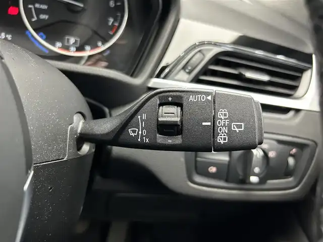 ＢＭＷ Ｘ１ xDrive 20i Xライン 鹿児島県 2017(平29)年 2.8万km アルピンホワイトⅢ 純正HDDナビ/（CD/DVD/Bluetooth/AUX/AM/FM）/ETC/社外前後ドライブレコーダー/リアビューカメラ/パーキングアシスト/ステアリングリモコン/クルーズコントロール/ハーフレザーシート/パワーバックドア/純正LEDヘッドライト/フロントフォグランプ/オートライト/衝突被害軽減ブレーキ/車線逸脱警報機能/前車接近警報機能/ダイナミックトラクションコントロール/サーボトロニック/レーンディパーチャーウォーニング/エコプロ・コンフォート・スポーツモード/前後コーナーセンサー/ルーフレール/電動パーキングブレーキ/純正フロアマット/純正18インチアルミ