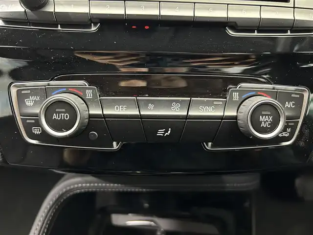 ＢＭＷ Ｘ１ xDrive 20i Xライン 鹿児島県 2017(平29)年 2.8万km アルピンホワイトⅢ 純正HDDナビ/（CD/DVD/Bluetooth/AUX/AM/FM）/ETC/社外前後ドライブレコーダー/リアビューカメラ/パーキングアシスト/ステアリングリモコン/クルーズコントロール/ハーフレザーシート/パワーバックドア/純正LEDヘッドライト/フロントフォグランプ/オートライト/衝突被害軽減ブレーキ/車線逸脱警報機能/前車接近警報機能/ダイナミックトラクションコントロール/サーボトロニック/レーンディパーチャーウォーニング/エコプロ・コンフォート・スポーツモード/前後コーナーセンサー/ルーフレール/電動パーキングブレーキ/純正フロアマット/純正18インチアルミ