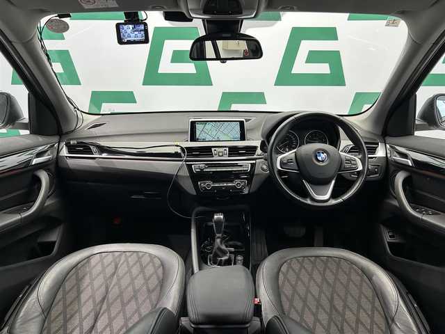 ＢＭＷ Ｘ１ xDrive 20i Xライン 鹿児島県 2017(平29)年 2.8万km アルピンホワイトⅢ 純正HDDナビ/（CD/DVD/Bluetooth/AUX/AM/FM）/ETC/社外前後ドライブレコーダー/リアビューカメラ/パーキングアシスト/ステアリングリモコン/クルーズコントロール/ハーフレザーシート/パワーバックドア/純正LEDヘッドライト/フロントフォグランプ/オートライト/衝突被害軽減ブレーキ/車線逸脱警報機能/前車接近警報機能/ダイナミックトラクションコントロール/サーボトロニック/レーンディパーチャーウォーニング/エコプロ・コンフォート・スポーツモード/前後コーナーセンサー/ルーフレール/電動パーキングブレーキ/純正フロアマット/純正18インチアルミ