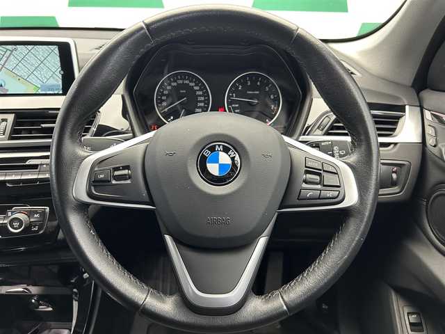 ＢＭＷ Ｘ１ xDrive 20i Xライン 鹿児島県 2017(平29)年 2.8万km アルピンホワイトⅢ 純正HDDナビ/（CD/DVD/Bluetooth/AUX/AM/FM）/ETC/社外前後ドライブレコーダー/リアビューカメラ/パーキングアシスト/ステアリングリモコン/クルーズコントロール/ハーフレザーシート/パワーバックドア/純正LEDヘッドライト/フロントフォグランプ/オートライト/衝突被害軽減ブレーキ/車線逸脱警報機能/前車接近警報機能/ダイナミックトラクションコントロール/サーボトロニック/レーンディパーチャーウォーニング/エコプロ・コンフォート・スポーツモード/前後コーナーセンサー/ルーフレール/電動パーキングブレーキ/純正フロアマット/純正18インチアルミ