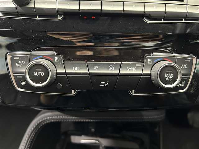 ＢＭＷ Ｘ１ xDrive 20i Xライン 鹿児島県 2017(平29)年 2.8万km アルピンホワイトⅢ 純正HDDナビ/（CD/DVD/Bluetooth/AUX/AM/FM）/ETC/社外前後ドライブレコーダー/リアビューカメラ/パーキングアシスト/ステアリングリモコン/クルーズコントロール/ハーフレザーシート/パワーバックドア/純正LEDヘッドライト/フロントフォグランプ/オートライト/衝突被害軽減ブレーキ/車線逸脱警報機能/前車接近警報機能/ダイナミックトラクションコントロール/サーボトロニック/レーンディパーチャーウォーニング/エコプロ・コンフォート・スポーツモード/前後コーナーセンサー/ルーフレール/電動パーキングブレーキ/純正フロアマット/純正18インチアルミ