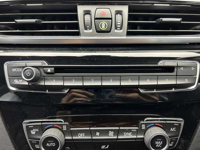 ＢＭＷ Ｘ１ xDrive 20i Xライン 鹿児島県 2017(平29)年 2.8万km アルピンホワイトⅢ 純正HDDナビ/（CD/DVD/Bluetooth/AUX/AM/FM）/ETC/社外前後ドライブレコーダー/リアビューカメラ/パーキングアシスト/ステアリングリモコン/クルーズコントロール/ハーフレザーシート/パワーバックドア/純正LEDヘッドライト/フロントフォグランプ/オートライト/衝突被害軽減ブレーキ/車線逸脱警報機能/前車接近警報機能/ダイナミックトラクションコントロール/サーボトロニック/レーンディパーチャーウォーニング/エコプロ・コンフォート・スポーツモード/前後コーナーセンサー/ルーフレール/電動パーキングブレーキ/純正フロアマット/純正18インチアルミ