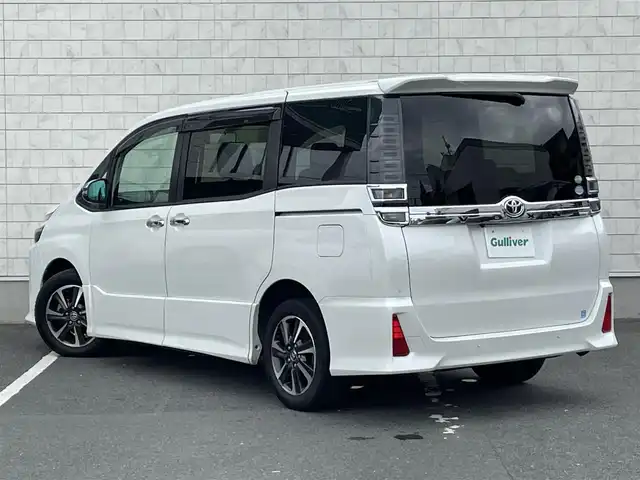トヨタ ヴォクシー ZS 煌Ⅱ 愛知県 2019(平31)年 4.9万km ホワイトパールクリスタルシャイン ・純正SDメモリーナビ/・フルセグTV/・後席フリップダウンモニター/・CD/DVD再生/・ETC（新セキュリティ対応）/・ミュージックサーバー（SD録音）/・Bluetooth接続/・クルーズコントロール/・MTモード付きAT /・全席オートエアコン/・3列シート/・両側パワースライドドア/・ウォークスルー（1列目）/・純正16インチアルミホイール/・LEDヘッドライト/・オートマチックハイビーム/・コーナーセンサー/・横滑り防止装置/・衝突軽減ブレーキ/・レーンキープアシスト/・ドライブレコーダー（前）/・充電用USBポート（2個）