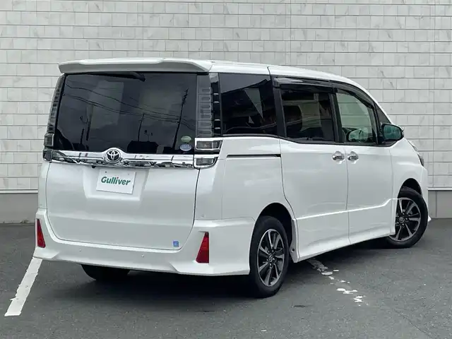 トヨタ ヴォクシー ZS 煌Ⅱ 愛知県 2019(平31)年 4.9万km ホワイトパールクリスタルシャイン ・純正SDメモリーナビ/・フルセグTV/・後席フリップダウンモニター/・CD/DVD再生/・ETC（新セキュリティ対応）/・ミュージックサーバー（SD録音）/・Bluetooth接続/・クルーズコントロール/・MTモード付きAT /・全席オートエアコン/・3列シート/・両側パワースライドドア/・ウォークスルー（1列目）/・純正16インチアルミホイール/・LEDヘッドライト/・オートマチックハイビーム/・コーナーセンサー/・横滑り防止装置/・衝突軽減ブレーキ/・レーンキープアシスト/・ドライブレコーダー（前）/・充電用USBポート（2個）