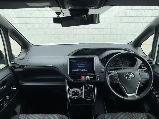 トヨタ ヴォクシー ZS 煌Ⅱ 愛知県 2019(平31)年 4.9万km ホワイトパールクリスタルシャイン ・純正SDメモリーナビ/・フルセグTV/・後席フリップダウンモニター/・CD/DVD再生/・ETC（新セキュリティ対応）/・ミュージックサーバー（SD録音）/・Bluetooth接続/・クルーズコントロール/・MTモード付きAT /・全席オートエアコン/・3列シート/・両側パワースライドドア/・ウォークスルー（1列目）/・純正16インチアルミホイール/・LEDヘッドライト/・オートマチックハイビーム/・コーナーセンサー/・横滑り防止装置/・衝突軽減ブレーキ/・レーンキープアシスト/・ドライブレコーダー（前）/・充電用USBポート（2個）
