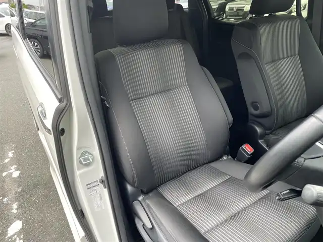 トヨタ ヴォクシー ZS 煌Ⅱ 愛知県 2019(平31)年 4.9万km ホワイトパールクリスタルシャイン ・純正SDメモリーナビ/・フルセグTV/・後席フリップダウンモニター/・CD/DVD再生/・ETC（新セキュリティ対応）/・ミュージックサーバー（SD録音）/・Bluetooth接続/・クルーズコントロール/・MTモード付きAT /・全席オートエアコン/・3列シート/・両側パワースライドドア/・ウォークスルー（1列目）/・純正16インチアルミホイール/・LEDヘッドライト/・オートマチックハイビーム/・コーナーセンサー/・横滑り防止装置/・衝突軽減ブレーキ/・レーンキープアシスト/・ドライブレコーダー（前）/・充電用USBポート（2個）