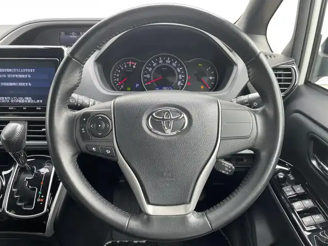 トヨタ ヴォクシー ZS 煌Ⅱ 愛知県 2019(平31)年 4.9万km ホワイトパールクリスタルシャイン ・純正SDメモリーナビ/・フルセグTV/・後席フリップダウンモニター/・CD/DVD再生/・ETC（新セキュリティ対応）/・ミュージックサーバー（SD録音）/・Bluetooth接続/・クルーズコントロール/・MTモード付きAT /・全席オートエアコン/・3列シート/・両側パワースライドドア/・ウォークスルー（1列目）/・純正16インチアルミホイール/・LEDヘッドライト/・オートマチックハイビーム/・コーナーセンサー/・横滑り防止装置/・衝突軽減ブレーキ/・レーンキープアシスト/・ドライブレコーダー（前）/・充電用USBポート（2個）