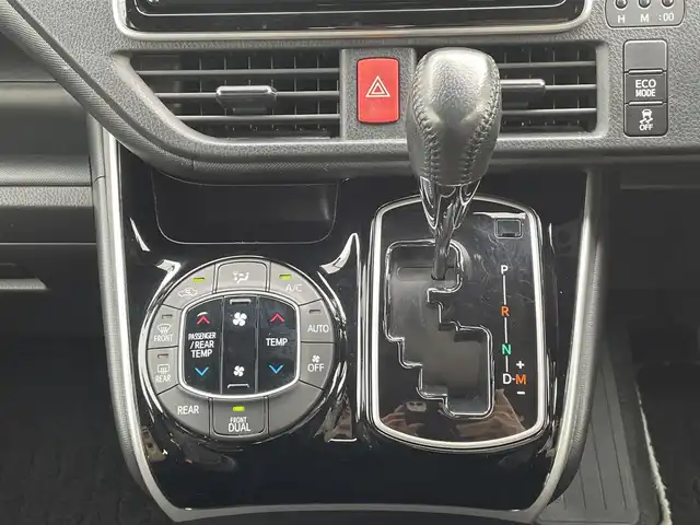 トヨタ ヴォクシー ZS 煌Ⅱ 愛知県 2019(平31)年 4.9万km ホワイトパールクリスタルシャイン ・純正SDメモリーナビ/・フルセグTV/・後席フリップダウンモニター/・CD/DVD再生/・ETC（新セキュリティ対応）/・ミュージックサーバー（SD録音）/・Bluetooth接続/・クルーズコントロール/・MTモード付きAT /・全席オートエアコン/・3列シート/・両側パワースライドドア/・ウォークスルー（1列目）/・純正16インチアルミホイール/・LEDヘッドライト/・オートマチックハイビーム/・コーナーセンサー/・横滑り防止装置/・衝突軽減ブレーキ/・レーンキープアシスト/・ドライブレコーダー（前）/・充電用USBポート（2個）