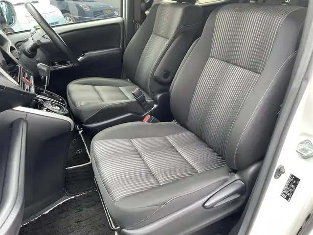 トヨタ ヴォクシー ZS 煌Ⅱ 愛知県 2019(平31)年 4.9万km ホワイトパールクリスタルシャイン ・純正SDメモリーナビ/・フルセグTV/・後席フリップダウンモニター/・CD/DVD再生/・ETC（新セキュリティ対応）/・ミュージックサーバー（SD録音）/・Bluetooth接続/・クルーズコントロール/・MTモード付きAT /・全席オートエアコン/・3列シート/・両側パワースライドドア/・ウォークスルー（1列目）/・純正16インチアルミホイール/・LEDヘッドライト/・オートマチックハイビーム/・コーナーセンサー/・横滑り防止装置/・衝突軽減ブレーキ/・レーンキープアシスト/・ドライブレコーダー（前）/・充電用USBポート（2個）