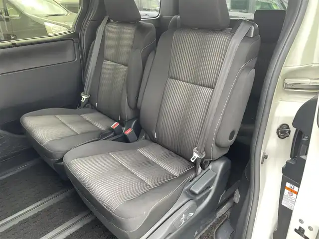 トヨタ ヴォクシー ZS 煌Ⅱ 愛知県 2019(平31)年 4.9万km ホワイトパールクリスタルシャイン ・純正SDメモリーナビ/・フルセグTV/・後席フリップダウンモニター/・CD/DVD再生/・ETC（新セキュリティ対応）/・ミュージックサーバー（SD録音）/・Bluetooth接続/・クルーズコントロール/・MTモード付きAT /・全席オートエアコン/・3列シート/・両側パワースライドドア/・ウォークスルー（1列目）/・純正16インチアルミホイール/・LEDヘッドライト/・オートマチックハイビーム/・コーナーセンサー/・横滑り防止装置/・衝突軽減ブレーキ/・レーンキープアシスト/・ドライブレコーダー（前）/・充電用USBポート（2個）