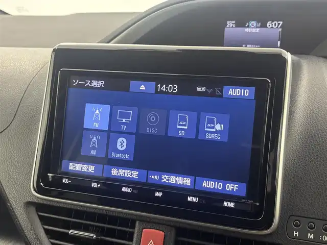 トヨタ ヴォクシー ZS 煌Ⅱ 福井県 2019(平31)年 4.9万km ホワイトパールクリスタルシャイン 純正SDメモリーナビ　型式：NSZT-Y68T/（FM/AM/BT/CD/DVD/TV）/後席フリップダウンモニター/両側パワースライドドア/ETC（新セキュリティ対応）/ミュージックサーバー（SD録音）/クルーズコントロール/純正16インチアルミホイール/LEDヘッドライト/オートマチックハイビーム/コーナーセンサー/横滑り防止装置/衝突軽減ブレーキ/レーンキープアシスト/ドライブレコーダー（前）/充電用USBポート（2個）