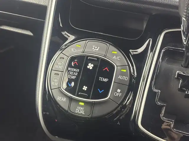 トヨタ ヴォクシー ZS 煌Ⅱ 福井県 2019(平31)年 4.9万km ホワイトパールクリスタルシャイン 純正SDメモリーナビ　型式：NSZT-Y68T/（FM/AM/BT/CD/DVD/TV）/後席フリップダウンモニター/両側パワースライドドア/ETC（新セキュリティ対応）/ミュージックサーバー（SD録音）/クルーズコントロール/純正16インチアルミホイール/LEDヘッドライト/オートマチックハイビーム/コーナーセンサー/横滑り防止装置/衝突軽減ブレーキ/レーンキープアシスト/ドライブレコーダー（前）/充電用USBポート（2個）