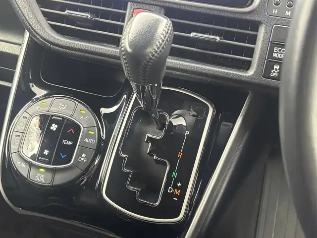 トヨタ ヴォクシー ZS 煌Ⅱ 福井県 2019(平31)年 4.9万km ホワイトパールクリスタルシャイン 純正SDメモリーナビ　型式：NSZT-Y68T/（FM/AM/BT/CD/DVD/TV）/後席フリップダウンモニター/両側パワースライドドア/ETC（新セキュリティ対応）/ミュージックサーバー（SD録音）/クルーズコントロール/純正16インチアルミホイール/LEDヘッドライト/オートマチックハイビーム/コーナーセンサー/横滑り防止装置/衝突軽減ブレーキ/レーンキープアシスト/ドライブレコーダー（前）/充電用USBポート（2個）