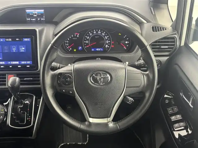 トヨタ ヴォクシー ZS 煌Ⅱ 福井県 2019(平31)年 4.9万km ホワイトパールクリスタルシャイン 純正SDメモリーナビ　型式：NSZT-Y68T/（FM/AM/BT/CD/DVD/TV）/後席フリップダウンモニター/両側パワースライドドア/ETC（新セキュリティ対応）/ミュージックサーバー（SD録音）/クルーズコントロール/純正16インチアルミホイール/LEDヘッドライト/オートマチックハイビーム/コーナーセンサー/横滑り防止装置/衝突軽減ブレーキ/レーンキープアシスト/ドライブレコーダー（前）/充電用USBポート（2個）