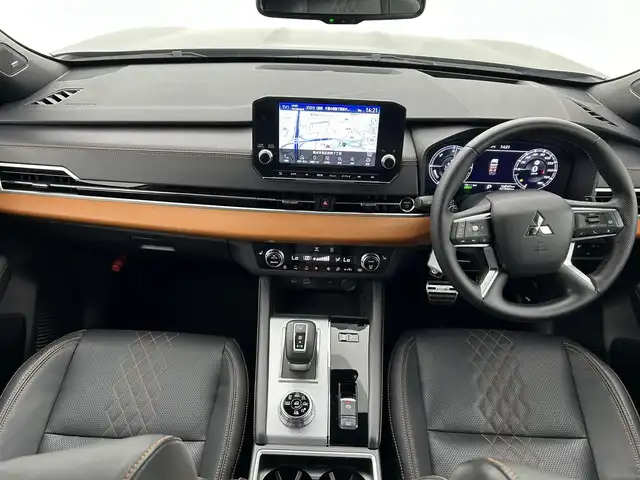 三菱 アウトランダー ＰＨＥＶ P 熊本県 2022(令4)年 2.7万km チタニウムグレーメタリック 禁煙車　/純正ナビ　/ＢＯＳＥサウンド　/全周囲カメラ　/ビルトインＥＴＣ２．０　/前後クリアランスソナー　/ e-Assist/・衝突被害軽減ブレーキシステム/・踏み間違い衝突防止アシスト［EAPM］/・車線逸脱警報システム[LDW]/・車線維持支援機能［LKA］/・レーダークルーズコントロール/・後側方車両検知警報システム [BSW]/・標識認識システム[TSR]/・ヘッドアップディスプレイ/・ブラインドスポットモニター/横滑り防止/アイドリングストップ/運転席・助手席シートヒーター/パワーバックドア/ステアリングヒーター/運転席・助手席パワーシート/置くだけ充電/全席レザーシート/ヘッドアップディスプレイ/純正フロアマット/純正20インチAW/オートライト/オートマチックハイビーム/LEDヘッドライト/フォグライト/スマートキー/プッシュスタート/保証書/取扱説明書