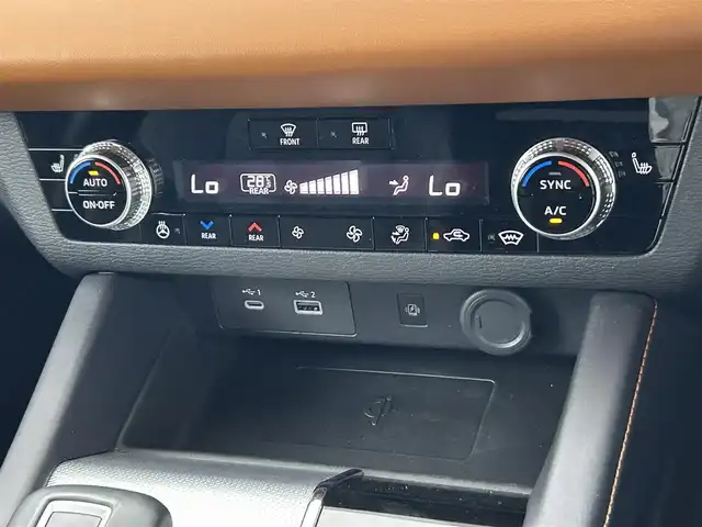 三菱 アウトランダー ＰＨＥＶ P 熊本県 2022(令4)年 2.7万km チタニウムグレーメタリック 禁煙車　/純正ナビ　/ＢＯＳＥサウンド　/全周囲カメラ　/ビルトインＥＴＣ２．０　/前後クリアランスソナー　/ e-Assist/・衝突被害軽減ブレーキシステム/・踏み間違い衝突防止アシスト［EAPM］/・車線逸脱警報システム[LDW]/・車線維持支援機能［LKA］/・レーダークルーズコントロール/・後側方車両検知警報システム [BSW]/・標識認識システム[TSR]/・ヘッドアップディスプレイ/・ブラインドスポットモニター/横滑り防止/アイドリングストップ/運転席・助手席シートヒーター/パワーバックドア/ステアリングヒーター/運転席・助手席パワーシート/置くだけ充電/全席レザーシート/ヘッドアップディスプレイ/純正フロアマット/純正20インチAW/オートライト/オートマチックハイビーム/LEDヘッドライト/フォグライト/スマートキー/プッシュスタート/保証書/取扱説明書