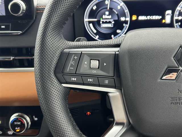 三菱 アウトランダー ＰＨＥＶ P 熊本県 2022(令4)年 2.7万km チタニウムグレーメタリック 禁煙車　/純正ナビ　/ＢＯＳＥサウンド　/全周囲カメラ　/ビルトインＥＴＣ２．０　/前後クリアランスソナー　/ e-Assist/・衝突被害軽減ブレーキシステム/・踏み間違い衝突防止アシスト［EAPM］/・車線逸脱警報システム[LDW]/・車線維持支援機能［LKA］/・レーダークルーズコントロール/・後側方車両検知警報システム [BSW]/・標識認識システム[TSR]/・ヘッドアップディスプレイ/・ブラインドスポットモニター/横滑り防止/アイドリングストップ/運転席・助手席シートヒーター/パワーバックドア/ステアリングヒーター/運転席・助手席パワーシート/置くだけ充電/全席レザーシート/ヘッドアップディスプレイ/純正フロアマット/純正20インチAW/オートライト/オートマチックハイビーム/LEDヘッドライト/フォグライト/スマートキー/プッシュスタート/保証書/取扱説明書