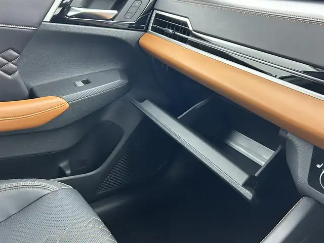 三菱 アウトランダー ＰＨＥＶ P 熊本県 2022(令4)年 2.7万km チタニウムグレーメタリック 禁煙車　/純正ナビ　/ＢＯＳＥサウンド　/全周囲カメラ　/ビルトインＥＴＣ２．０　/前後クリアランスソナー　/ e-Assist/・衝突被害軽減ブレーキシステム/・踏み間違い衝突防止アシスト［EAPM］/・車線逸脱警報システム[LDW]/・車線維持支援機能［LKA］/・レーダークルーズコントロール/・後側方車両検知警報システム [BSW]/・標識認識システム[TSR]/・ヘッドアップディスプレイ/・ブラインドスポットモニター/横滑り防止/アイドリングストップ/運転席・助手席シートヒーター/パワーバックドア/ステアリングヒーター/運転席・助手席パワーシート/置くだけ充電/全席レザーシート/ヘッドアップディスプレイ/純正フロアマット/純正20インチAW/オートライト/オートマチックハイビーム/LEDヘッドライト/フォグライト/スマートキー/プッシュスタート/保証書/取扱説明書