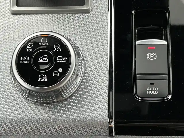 三菱 アウトランダー ＰＨＥＶ P 熊本県 2022(令4)年 2.7万km チタニウムグレーメタリック 禁煙車　/純正ナビ　/ＢＯＳＥサウンド　/全周囲カメラ　/ビルトインＥＴＣ２．０　/前後クリアランスソナー　/ e-Assist/・衝突被害軽減ブレーキシステム/・踏み間違い衝突防止アシスト［EAPM］/・車線逸脱警報システム[LDW]/・車線維持支援機能［LKA］/・レーダークルーズコントロール/・後側方車両検知警報システム [BSW]/・標識認識システム[TSR]/・ヘッドアップディスプレイ/・ブラインドスポットモニター/横滑り防止/アイドリングストップ/運転席・助手席シートヒーター/パワーバックドア/ステアリングヒーター/運転席・助手席パワーシート/置くだけ充電/全席レザーシート/ヘッドアップディスプレイ/純正フロアマット/純正20インチAW/オートライト/オートマチックハイビーム/LEDヘッドライト/フォグライト/スマートキー/プッシュスタート/保証書/取扱説明書