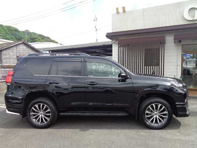 トヨタ ランドクルーザー プラド TX Lパッケージ 鹿児島県 2018(平30)年 0.4万km アティチュードブラックマイカ ワンオーナー/モデリスタエアロ/モデリスタマフラー/純正19インチAW/SOREXヒッチメンバー/サンルーフ/黒革シート(前席パワーシート)/温冷エアシート/横フィングリル/純正ナビ(NSZT-Y66T)/ブルートゥース、フルセグ/DVD再生、バックカメラ/レーダークルーズコントロール/オートハイビーム/カーテンエアバッグ/登録時走行距離3419km/ETC/取説、ナビ取説、オフロード取説/保証書、スマートキー2個あり