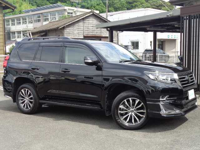 トヨタ ランドクルーザー プラド TX Lパッケージ 鹿児島県 2018(平30)年 0.4万km アティチュードブラックマイカ ワンオーナー/モデリスタエアロ/モデリスタマフラー/純正19インチAW/SOREXヒッチメンバー/サンルーフ/黒革シート(前席パワーシート)/温冷エアシート/横フィングリル/純正ナビ(NSZT-Y66T)/ブルートゥース、フルセグ/DVD再生、バックカメラ/レーダークルーズコントロール/オートハイビーム/カーテンエアバッグ/登録時走行距離3419km/ETC/取説、ナビ取説、オフロード取説/保証書、スマートキー2個あり