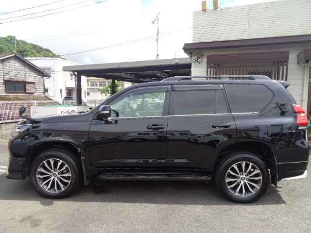 トヨタ ランドクルーザー プラド TX Lパッケージ 鹿児島県 2018(平30)年 0.4万km アティチュードブラックマイカ ワンオーナー/モデリスタエアロ/モデリスタマフラー/純正19インチAW/SOREXヒッチメンバー/サンルーフ/黒革シート(前席パワーシート)/温冷エアシート/横フィングリル/純正ナビ(NSZT-Y66T)/ブルートゥース、フルセグ/DVD再生、バックカメラ/レーダークルーズコントロール/オートハイビーム/カーテンエアバッグ/登録時走行距離3419km/ETC/取説、ナビ取説、オフロード取説/保証書、スマートキー2個あり