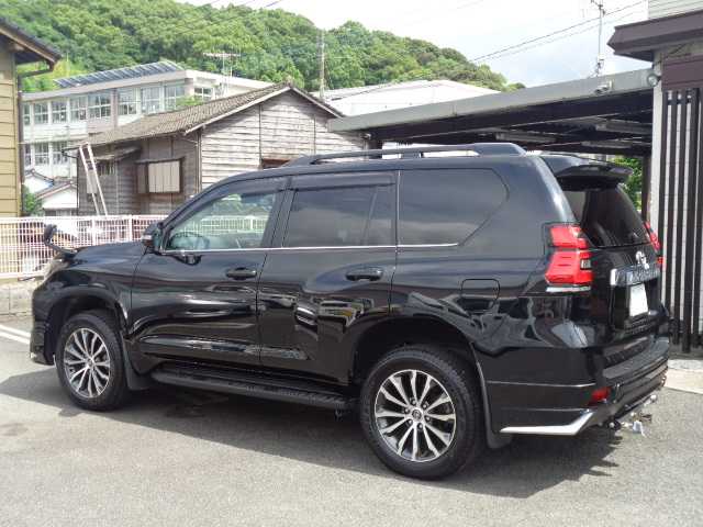 トヨタ ランドクルーザー プラド TX Lパッケージ 鹿児島県 2018(平30)年 0.4万km アティチュードブラックマイカ ワンオーナー/モデリスタエアロ/モデリスタマフラー/純正19インチAW/SOREXヒッチメンバー/サンルーフ/黒革シート(前席パワーシート)/温冷エアシート/横フィングリル/純正ナビ(NSZT-Y66T)/ブルートゥース、フルセグ/DVD再生、バックカメラ/レーダークルーズコントロール/オートハイビーム/カーテンエアバッグ/登録時走行距離3419km/ETC/取説、ナビ取説、オフロード取説/保証書、スマートキー2個あり