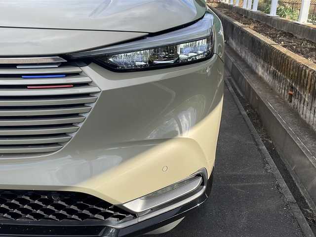 ホンダ ヴェゼル ハイブリッド e:HEV PLaY 茨城県 2021(令3)年 3.1万km サンドカーキパール 純正9インチナビ（AM/FM/Bluetooth接続/USB/フルセグTV/AppleCarPlay/AndroidAuto）/全周囲カメラ/純正ビルトインETC/パノラマルーフ/電動リアゲート/ドライブレコーダー/前席シートヒーター/前後コーナーセンサー/オートマチックハイビーム/ダウンヒルアシストコントロール/ステアリングヒーター/ブラインドスポットモニター/レーンキープアシスト/横滑り防止装置/衝突被害軽減システム