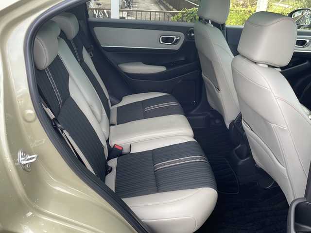 ホンダ ヴェゼル ハイブリッド e:HEV PLaY 茨城県 2021(令3)年 3.1万km サンドカーキパール 純正9インチナビ（AM/FM/Bluetooth接続/USB/フルセグTV/AppleCarPlay/AndroidAuto）/全周囲カメラ/純正ビルトインETC/パノラマルーフ/電動リアゲート/ドライブレコーダー/前席シートヒーター/前後コーナーセンサー/オートマチックハイビーム/ダウンヒルアシストコントロール/ステアリングヒーター/ブラインドスポットモニター/レーンキープアシスト/横滑り防止装置/衝突被害軽減システム