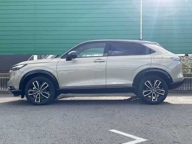 ホンダ ヴェゼル ハイブリッド e:HEV PLaY 茨城県 2021(令3)年 3.1万km サンドカーキパール 純正9インチナビ（AM/FM/Bluetooth接続/USB/フルセグTV/AppleCarPlay/AndroidAuto）/全周囲カメラ/純正ビルトインETC/パノラマルーフ/電動リアゲート/ドライブレコーダー/前席シートヒーター/前後コーナーセンサー/オートマチックハイビーム/ダウンヒルアシストコントロール/ステアリングヒーター/ブラインドスポットモニター/レーンキープアシスト/横滑り防止装置/衝突被害軽減システム