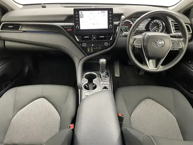 トヨタ カムリ G 岡山県 2023(令5)年 2.6万km プラチナホワイトパールマイカ 純正9インチディスプレイオーディオ(ナビ付)/【AM/FM/CarPlay/BT】/モデリスタエアロ(F/S/R)/パノラミックビューモニター/レーダークルーズコントロール/ビルトインＥＴＣ２．０/衝突軽減ブレーキ /ブラインドスポットモニター/純正アルミ/ドアバイザー/横滑り防止装置/オートLEDヘッドライト/オートハイビーム