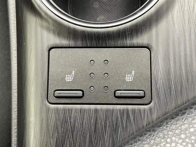 トヨタ カムリ G 岡山県 2023(令5)年 2.6万km プラチナホワイトパールマイカ 純正9インチディスプレイオーディオ(ナビ付)/【AM/FM/CarPlay/BT】/モデリスタエアロ(F/S/R)/パノラミックビューモニター/レーダークルーズコントロール/ビルトインＥＴＣ２．０/衝突軽減ブレーキ /ブラインドスポットモニター/純正アルミ/ドアバイザー/横滑り防止装置/オートLEDヘッドライト/オートハイビーム