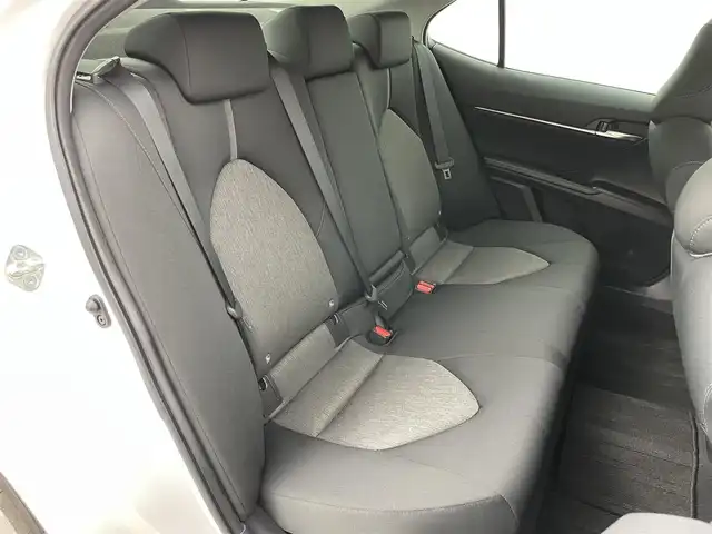 トヨタ カムリ G 岡山県 2023(令5)年 2.6万km プラチナホワイトパールマイカ 純正9インチディスプレイオーディオ(ナビ付)/【AM/FM/CarPlay/BT】/モデリスタエアロ(F/S/R)/パノラミックビューモニター/レーダークルーズコントロール/ビルトインＥＴＣ２．０/衝突軽減ブレーキ /ブラインドスポットモニター/純正アルミ/ドアバイザー/横滑り防止装置/オートLEDヘッドライト/オートハイビーム