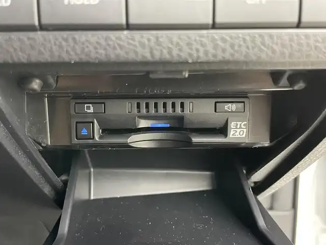 トヨタ カムリ G 岡山県 2023(令5)年 2.6万km プラチナホワイトパールマイカ 純正9インチディスプレイオーディオ(ナビ付)/【AM/FM/CarPlay/BT】/モデリスタエアロ(F/S/R)/パノラミックビューモニター/レーダークルーズコントロール/ビルトインＥＴＣ２．０/衝突軽減ブレーキ /ブラインドスポットモニター/純正アルミ/ドアバイザー/横滑り防止装置/オートLEDヘッドライト/オートハイビーム