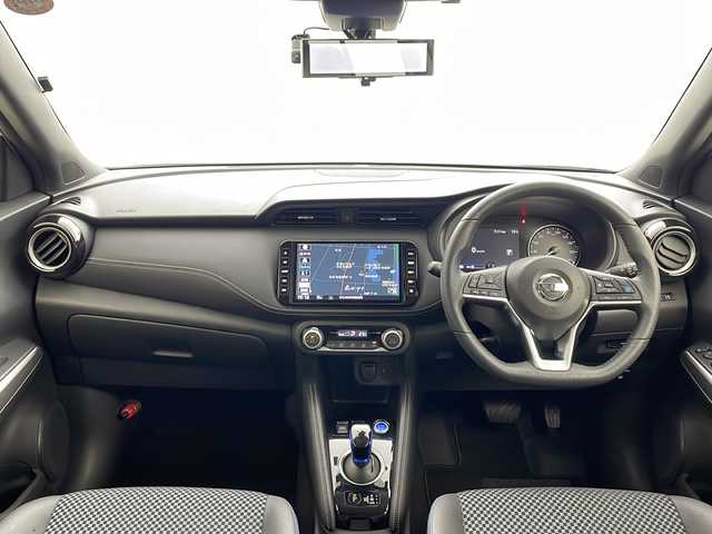 日産 キックス X 茨城県 2021(令3)年 4.7万km ブリリアントホワイトパール 純正９型ナビ　パノラミックビューモニター　衝突軽減ブレーキ　追従クルコン　ドライブレコーダー　デジタルインナーミラー　ＬＥＤライト　スマートキー　ルーフレール　プッシュスタート　ビルトインＥＴＣ