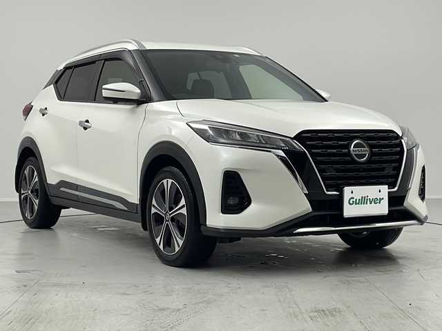 日産 キックス X 茨城県 2021(令3)年 4.7万km ブリリアントホワイトパール 純正９型ナビ　パノラミックビューモニター　衝突軽減ブレーキ　追従クルコン　ドライブレコーダー　デジタルインナーミラー　ＬＥＤライト　スマートキー　ルーフレール　プッシュスタート　ビルトインＥＴＣ