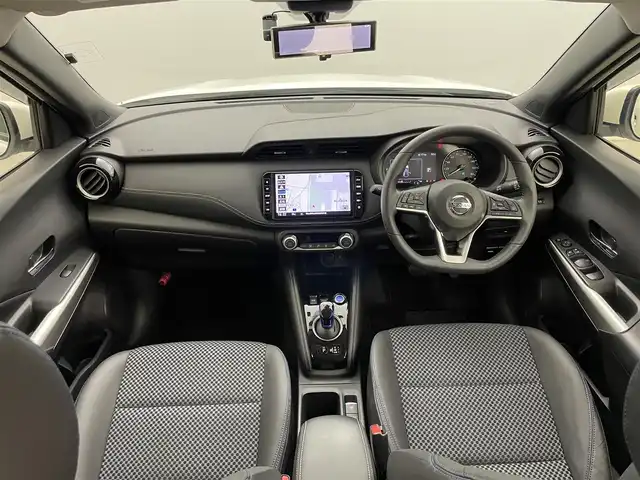 日産 キックス X 岡山県 2021(令3)年 4.7万km ブリリアントホワイトパール 純正９インチナビ/【Bluetooth/フルセグTV/CD/DVD】/型番:MM319D-L/プロパイロット/アラウンドビューモニター/ビルトインＥＴＣ　/ＬＥＤヘッドライト　/純正ドライブレコーダー（前）/デジタルインナーミラー　/コーナーセンサー（前後）/オートハイビーム　/オートライト/アイドリングストップ/禁煙車/オートブレーキホールド/純正17インチアルミホイール/ナビ取扱説明書
