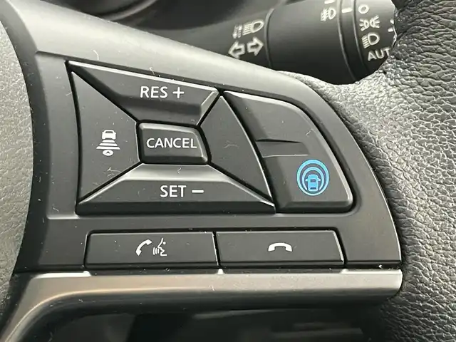 日産 キックス X 岡山県 2021(令3)年 4.7万km ブリリアントホワイトパール 純正９インチナビ/【Bluetooth/フルセグTV/CD/DVD】/型番:MM319D-L/プロパイロット/アラウンドビューモニター/ビルトインＥＴＣ　/ＬＥＤヘッドライト　/純正ドライブレコーダー（前）/デジタルインナーミラー　/コーナーセンサー（前後）/オートハイビーム　/オートライト/アイドリングストップ/禁煙車/オートブレーキホールド/純正17インチアルミホイール/ナビ取扱説明書