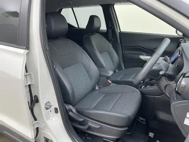 日産 キックス X 岡山県 2021(令3)年 4.7万km ブリリアントホワイトパール 純正９インチナビ/【Bluetooth/フルセグTV/CD/DVD】/型番:MM319D-L/プロパイロット/アラウンドビューモニター/ビルトインＥＴＣ　/ＬＥＤヘッドライト　/純正ドライブレコーダー（前）/デジタルインナーミラー　/コーナーセンサー（前後）/オートハイビーム　/オートライト/アイドリングストップ/禁煙車/オートブレーキホールド/純正17インチアルミホイール/ナビ取扱説明書