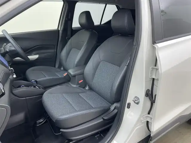 日産 キックス X 岡山県 2021(令3)年 4.7万km ブリリアントホワイトパール 純正９インチナビ/【Bluetooth/フルセグTV/CD/DVD】/型番:MM319D-L/プロパイロット/アラウンドビューモニター/ビルトインＥＴＣ　/ＬＥＤヘッドライト　/純正ドライブレコーダー（前）/デジタルインナーミラー　/コーナーセンサー（前後）/オートハイビーム　/オートライト/アイドリングストップ/禁煙車/オートブレーキホールド/純正17インチアルミホイール/ナビ取扱説明書