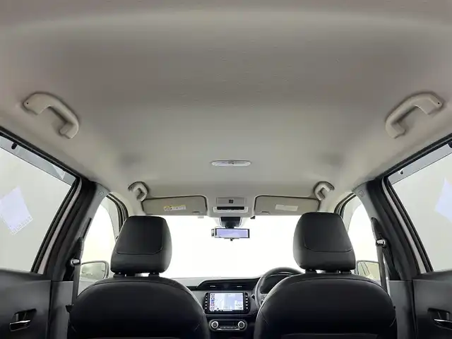 日産 キックス X 岡山県 2021(令3)年 4.7万km ブリリアントホワイトパール 純正９インチナビ/【Bluetooth/フルセグTV/CD/DVD】/型番:MM319D-L/プロパイロット/アラウンドビューモニター/ビルトインＥＴＣ　/ＬＥＤヘッドライト　/純正ドライブレコーダー（前）/デジタルインナーミラー　/コーナーセンサー（前後）/オートハイビーム　/オートライト/アイドリングストップ/禁煙車/オートブレーキホールド/純正17インチアルミホイール/ナビ取扱説明書