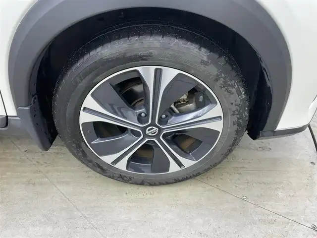 日産 キックス X 岡山県 2021(令3)年 4.7万km ブリリアントホワイトパール 純正９インチナビ/【Bluetooth/フルセグTV/CD/DVD】/型番:MM319D-L/プロパイロット/アラウンドビューモニター/ビルトインＥＴＣ　/ＬＥＤヘッドライト　/純正ドライブレコーダー（前）/デジタルインナーミラー　/コーナーセンサー（前後）/オートハイビーム　/オートライト/アイドリングストップ/禁煙車/オートブレーキホールド/純正17インチアルミホイール/ナビ取扱説明書